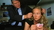 Der korrupte Vollzugsbeamte Z&ouml;llner (Wolfgang Fink) wei&szlig; von Dagmars Dealerei und will sein Wissen nutzen, um von Dagmar (Kristiane Kupfer) einen Anteil ihrer Gewinne zu erpressen.