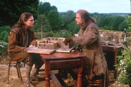 Unterricht f&uuml;r einen angehenden K&ouml;nig: Um Phillippe (Leonardo DiCaprio, l.) gegen den rechtm&auml;&szlig;igen K&ouml;nig austauschen zu k&ouml;nnen, muss Athos (John Malkovich, r.) ihn erst in die h&ouml;fische Etikette einf&uuml;hren ...