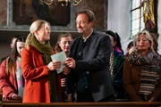 Gregor (Holger Matthias Wilhelm) wird mit Vera (Sybille Waury) in der Kirche bewusst, dass eine Kleinigkeit es nicht wert ist an Weihnachten mit Joseph zerstritten zu sein.
