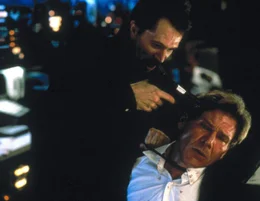 Als der Rebell Korshunov (Gary Oldman, l.) und seine M&auml;nner die Maschine des Pr&auml;sidenten (Harrison Ford, r.) hijacken, um die Freilassung eines Generals zu erpressen, muss sich Marshall im Alleingang den scheinbar &uuml;berm&auml;chtigen Gegnern stellen ...