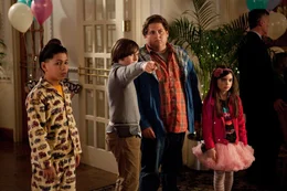W&auml;hrend Noah (Jonah Hill, 2.v.r.) als Babysitter bei den Pedullas weilt, erh&auml;lt er einen Anruf von seiner Freundin Marisa, die will, dass er Kokain f&uuml;r sie besorgt, damit es auf ihrer Party "abgeht". Und weil diese ihm daf&uuml;r Sex verspricht, nimmt er Blithe (Landry Bender, r.), Slater (Max Records, 2.v.l.) und Rodrigo (Kevin Hernandez, l.) einfach mit ...