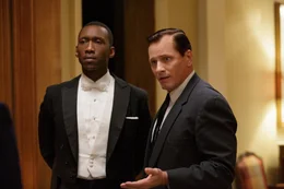 Tony (Viggo Mortensen, r.) k&uuml;mmert sich um alle Details bei den Auftritten von Shirley (Mahershala Ali, li.).