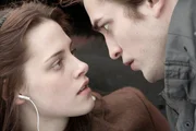 Ihr Blut ist eine Versuchung, der Edward (Robert Pattinson, r.) widerstehen muss; f&uuml;r Bella (Kristen Stewart, l.) ist er eine konstante Gefahr. Trotzdem verlieben sich die beiden unsterblich ineinander. Da tauchen andere Vampire auf, die an Bellas Blut mehr als nur interessiert sind ?