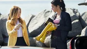 An diesem Tatort sollte Maura Isles (Sasha Alexander, l.) lieber auf ihre Pumps verzichten. Jane Rizzoli (Angie Harmon) reicht ihr Gummistiefel, denn die wird sie brauchen!