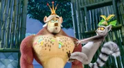 King Julien (r.) hat einen künstlichen Bernd erschaffen, damit nicht auffällt, dass er Bernd in gewissem Maße verloren hat. Einem alten Berglemurenritual folgend hatte Bernd sich an seinem Junggesellenabschied vergraben - doch wo?