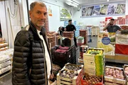 Händler Stefan Hausruckinger betreibt in der Großmarkthalle zwei Obst- und Gemüsestände. Händler Stefan Hausruckinger betreibt in der Großmarkthalle zwei Obst- und Gemüsestände.