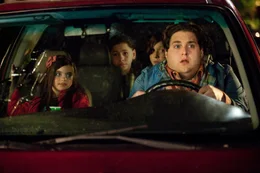 Als Noah (Jonah Hill, r.) f&uuml;r einen vermeintlichen Kurztrip in die Stadt muss, bleibt ihm schlie&szlig;lich nichts anderes &uuml;brig, als die ihm anvertrauten Kinder, Blithe (Landry Bender, l.), Slater (Max Records, 2.v.r.) und Rodrigo (Kevin Hernandez, 2.v.l.), mitzunehmen. Ungl&uuml;cklicherweise ger&auml;t er an diverse Gangster mit unangenehmen Intentionen ...