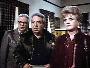 Dr. Seth Hazlett (William Windom, li.), Sheriff Mort Metzger (Ron Masak) und Jessica (Angela Lansbury) sind total verbl&uuml;fft, als sie erfahren, mit wieviel Frauen der Stadt Deputy Martin ein Verh&auml;ltnis hatte.