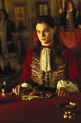 Der junge K&ouml;nig Ludwig XIV (Leonardo DiCaprio) missbraucht sein Amt und knechtet seine Untertanen.