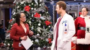 Überraschung unterm Weihnachtsbaum: S. Epatha Merkerson Sharon Goodwin, Nick Gehlfuss als Dr. Will Halstead (m.) Überraschung unterm Weihnachtsbaum: S. Epatha Merkerson Sharon Goodwin, Nick Gehlfuss als Dr. Will Halstead (m.)