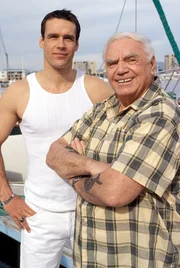 Harmon Rabb, Jr. (David James Elliott, l.), Artemus Sullivan (Ernest Borgnine) Harmon Rabb, Jr. (David James Elliott, l.), Artemus Sullivan (Ernest Borgnine)