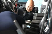 Durchsuchung eines Autos und Entdeckung einer gro&szlig;en Menge versteckter Kokainp&auml;ckchen