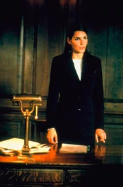 Der Mordverd&auml;chtige Eli Becker ist nach Israel gefl&uuml;chtet um der Verhaftung in den USA zu entgehen. Israel gew&auml;hrt nach einem R&uuml;ckkehrrecht, verfolgten Juden Schutz vor Auslieferung. Die stellv. Staatsanw&auml;ltin Abbie Carmichael (Angie Harmon) hat jedoch herausgefunden, dass Eli adoptiert ist und seine Konvertierung zum j&uuml;dischen Glauben nicht vollst&auml;ndig ist. Somit wird Eli doch ausgeliefert.