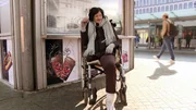 Simone (43) beginnt schon in ihrer Jugend mit dem Konsum von Amphetamin und Heroin. Infolge des Drogenkonsums und der Lebensumst&auml;nde auf der Stra&szlig;e muss ihr ein Bein amputiert werden. Seitdem ist Simone auf einen Rollstuhl angewiesen