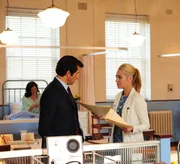 Dr. Patrick McNaughton (Jonathan LaPaglia, l.); Joan Millar (Jessica Marais, r.)