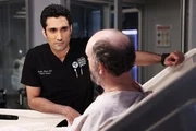 Er ber&auml;t seinen Patienten: Dominic Rains als Dr. Crockett Marcel