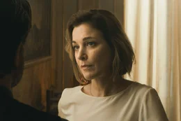 Alessia Morales (Julia Stinshoff) vertraut ihrem Mann Gabriel und ist doch voller Sorge.