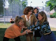 Evelyn (Franziska Matthus, Mi.) versucht, den Streit zwischen Ilse (Christiane Reiff, li.) und Lollo (Isabella Schmid) zu schlichten. Jutta (Claudia Loerding, hi.) beobachtet es mit Genugtuung.