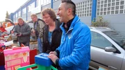 Von links: Werner, Karsten, Regina und Tr&ouml;del-Experte Mauro Corradina auf dem Flohmarkt.