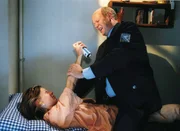 Der Vollzugsbeamte Gerhard Zöllner (Wolfgang Finck) versucht, die Gefangene Martina (Katja Strobel) zu vergewaltigen. Sie wehrt sich heftig und setzt ihn mit Haarspray außer Gefecht.