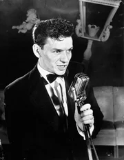 Der 25 jährige Frank Sinatra singt „As Time Goes By“ im Riobamba Nachtclub in New York. Der 25 jährige Frank Sinatra singt „As Time Goes By“ im Riobamba Nachtclub in New York.