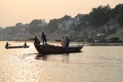 VARANASI, INDIEN - Morgan Freeman steht neben Swami Varishthananda in einem kleinen Boot auf dem Ganges in Varanasi, Indien.