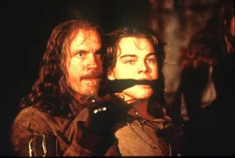 Als es Musketier Athos (John Malkovich, l.) gelingt, den Gefangenen (Leonardo DiCaprio, r.) zu befreien, ist er &uuml;berrascht. Dieser ist dem K&ouml;nig wie aus dem Gesicht geschnitten ...