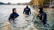 v.li.: Lisa Gadenstätter, Sicherungstaucher Nino Röhrenbacher und Apnoetaucher Christian Redl bei Übungen im Wasser.