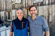 v.li.: Hüttenwart Corsin Flepp und Moderator Manu Burkart auf der Oberaarjochhütte