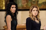 Bei einer Taufe erleben Jane (Angie Harmon, l.) und Maura (Sasha Alexander) eine böse Überraschung nach der anderen. Bei einer Taufe erleben Jane (Angie Harmon, l.) und Maura (Sasha Alexander) eine böse Überraschung nach der anderen.