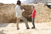 QUMRAN, ISRAEL -Morgan Freeman und die Archäologin Jodi Magness lachen gemeinsam an einer Ausgrabungsstätte in Qumran.