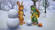 Kaninchen, Franklin und Schnecke bauen einen Schneemann.