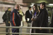 Richard Castle (Nathan Fillion, r.) und Kate Beckett (Stana Katic, l.) f&uuml;hlen Mario Rivera (Carmen Argenziano, 2.v.l.) auf den Zahn.