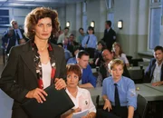 Die attraktive und liberal gesonnene neue Anstaltsleiterin Dr. Evelyn Kaltenbach (Franziska Matthus, li.) kommt zur Personalversammlung, um ihre Anrittsrede zu halten.