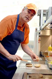 Um an Geld zu kommen, heuert Paul (Sky du Mont) in einem Fast Food-Restaurant an. Um an Geld zu kommen, heuert Paul (Sky du Mont) in einem Fast Food-Restaurant an.