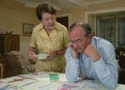 Ein Fall für Männdli Mister X Staffel 2, Episode 3 Aktenstudium: Margrit Rainer als Rosa Emmenegger, Ruedi Walter als Max Männdli Ein Fall für Männdli Mister X Staffel 2, Episode 3 Aktenstudium: Margrit Rainer als Rosa Emmenegger, Ruedi Walter als Max Männdli