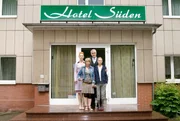 Paul zeigt seiner Familie seine Neuerwerbung: Das „Hotel Pension Süden“. Alle sind begeistert! Adina Gabriel (Andrea Sawatzki, li.), Sarah Gabriel (Maxi Warwel), Paul Gabriel (Sky du Mont), und Lilo Gabriel (Mavie Hörbiger, re.). Paul zeigt seiner Familie seine Neuerwerbung: Das „Hotel Pension Süden“. Alle sind begeistert! Adina Gabriel (Andrea Sawatzki, li.), Sarah Gabriel (Maxi Warwel), Paul Gabriel (Sky du Mont), und Lilo Gabriel (Mavie Hörbiger, re.).