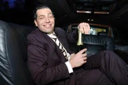 Markus Münzberger (Gregor Bloéb) amüsiert sich in seiner neuen Stretchlimusine. Markus Münzberger (Gregor Bloéb) amüsiert sich in seiner neuen Stretchlimusine.