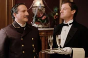 "Das Sacher. In bester Gesellschaft (2)": Portier Mayr (Robert Palfrader) und Oberkellner Wagner (Gerhard Liebmann) werfen sich vielsagende Blicke zu.