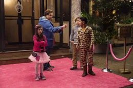 Ungl&uuml;cklicherweise benehmen sich Blithe (Landry Bender, l.), Slater (Max Records, 2.v.r.) und Rodrigo (Kevin Hernandez, r.). nicht so, wie Noah (Jonah Hill, 2.v.l.) es gerne h&auml;tte. Und so kommt es, wie es kommen muss, wenn man mit drei Kindern im Schlepptau Kokain organisieren muss ...