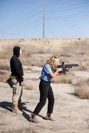 Mariana van Zeller feuert ein 3D-gedrucktes Sturmgewehr ab. (Kredit: National Geographic) Mariana van Zeller feuert ein 3D-gedrucktes Sturmgewehr ab. (Kredit: National Geographic)