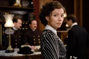 Martha Aderhold (Julia Koschitz) gründet mit ihrem Mann einen Verlag in Berlin und kommt auf Dienstreisen gerne ins Hotel Sacher. Martha Aderhold (Julia Koschitz) gründet mit ihrem Mann einen Verlag in Berlin und kommt auf Dienstreisen gerne ins Hotel Sacher.