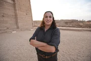 Die Arch&auml;ologin Meredith Brand posiert f&uuml;r ein Portr&auml;t im Dendera-Tempelkomplex in Dendera, &Auml;gypten. Arch&auml;ologen erforschen die ber&uuml;hmteste K&ouml;nigin &Auml;gyptens, Kleopatra. Sie erforschen ein gro&szlig;es Grab voller Mumien und decken die Frau hinter dem Mythos auf.  (Windfall Films/Elizabeth Maitland)