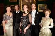 Maximilian (Florian Stetter, 2.v.l.) und Martha Aderhold (Julia Koschitz, l.) sowie Hans-Georg (Laurence Rupp, 2.v.r.) und Konstanze von Traunstein (Josefine Preuß, r.) sind gern gesehene Gäste im Hotel von Anna Sacher (Ursula Strauss, M.) Maximilian (Florian Stetter, 2.v.l.) und Martha Aderhold (Julia Koschitz, l.) sowie Hans-Georg (Laurence Rupp, 2.v.r.) und Konstanze von Traunstein (Josefine Preuß, r.) sind gern gesehene Gäste im Hotel von Anna Sacher (Ursula Strauss, M.)