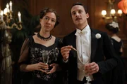 Mit einem Sekt in der Hand blicken Anna Sacher (Ursula Strauss, l.) und Hans-Georg von Traunstein (Laurence Rupp, r.) dem neuen Jahrhundert entgegen.