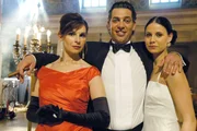 Die Familie Münzberger: Alexandra (Maria Bachmann), Markus (Gregor Bloéb) und Franka (Karoline Kunz). Die Familie Münzberger: Alexandra (Maria Bachmann), Markus (Gregor Bloéb) und Franka (Karoline Kunz).