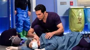 Untersucht seine Kollegen, die zusammengebrochen sind: Dominic Rains als Dr. Crockett Marcel