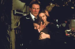 Schweben in Lebensgefahr: US-Pr&auml;sident James Marshall (Harrison Ford, l.), seine Frau Grace (Wendy Crewson, r.) und seine Tochter Alice (Liesel Matthews, M.) ...