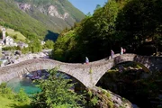 Streifzug durch das Tessin Verzasca- und Maggiatal Die Römerbrücke Ponte dei Salti im Verzascatal Streifzug durch das Tessin Verzasca- und Maggiatal Die Römerbrücke Ponte dei Salti im Verzascatal