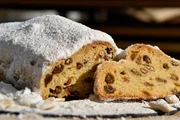Zu Tisch - Dresden, Deutschland: Dresdner Christstollen mit Puderzucker